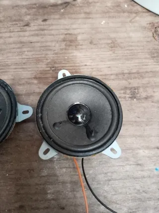 Altavoces pequeños negros