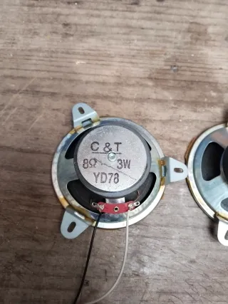 Altavoces pequeños negros