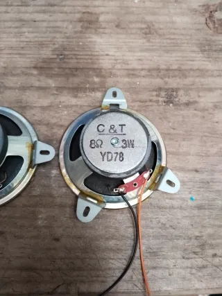 Altavoces pequeños negros