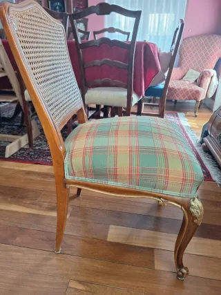 Silla Luis XV madera y ratán tapizada