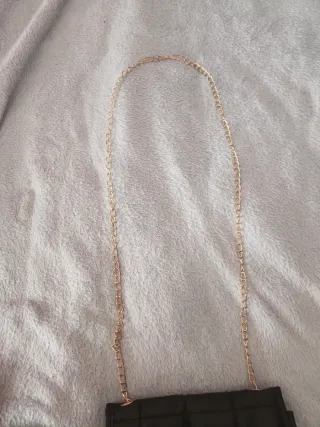 Bolso negro pequeño con cadena dorada