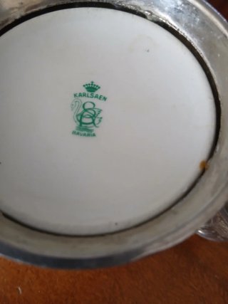 Zuccheriera con coperchio e manici decorato