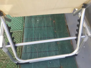 2 lettini pieghevoli beige e grigi