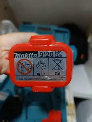 Atornilladora Makita con cargador y baterías