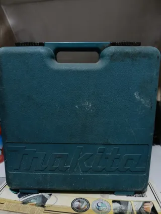 Atornilladora Makita con cargador y baterías