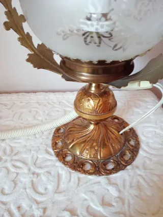 Lámpara de sobremesa de bronce y cristal