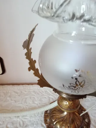 Lámpara de sobremesa de bronce y cristal