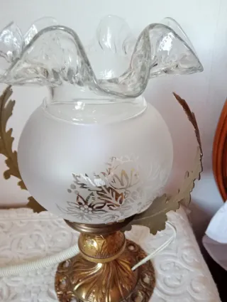 Lámpara de sobremesa de bronce y cristal