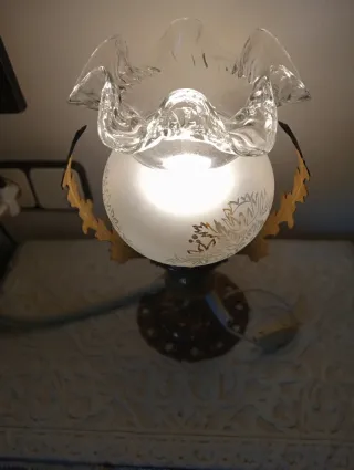 Lámpara de sobremesa de bronce y cristal