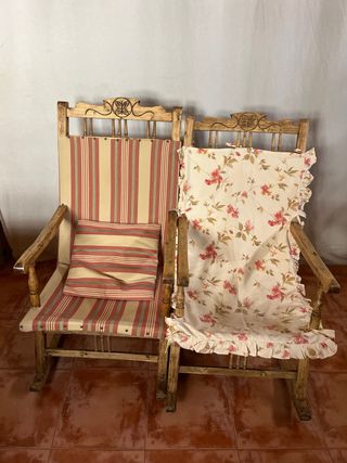 2 Vecchie seggiole dondoli in legno con cuscino