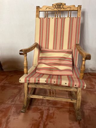 2 Vecchie seggiole dondoli in legno con cuscino