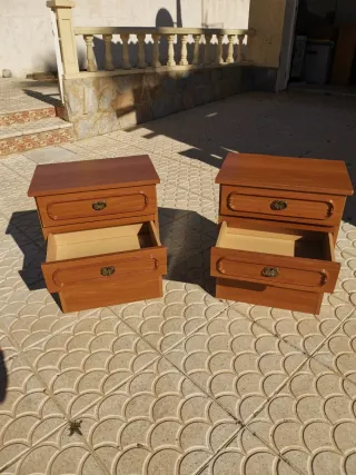 Dos mesitas de noche de madera