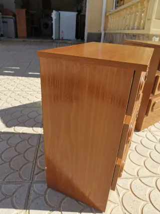 Dos mesitas de noche de madera