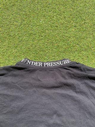 Camiseta Inside Negra con letras en cuello