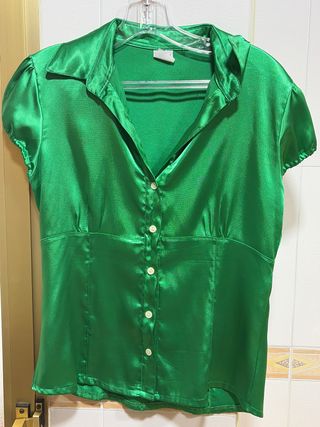 Blusa verde satinada