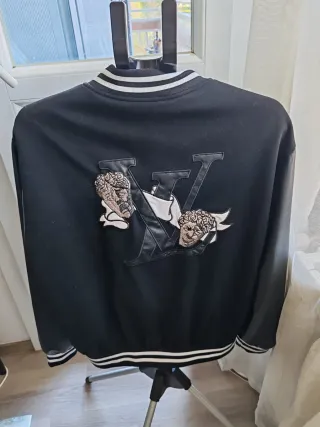 Bomber nera con logo bianco