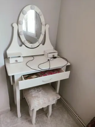 Tocador con espejo y taburete