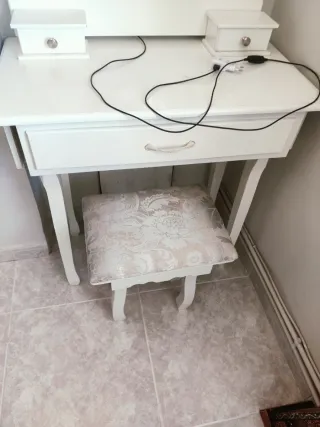 Tocador con espejo y taburete