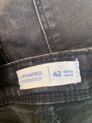 Pantalones vaqueros negros deshilachados