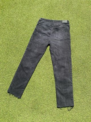 Pantalones vaqueros negros deshilachados