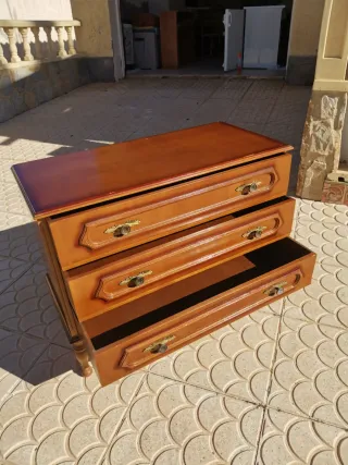 Cajonera de madera con 3 cajones