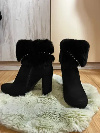 Botines negros con pelo y tachuelas