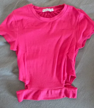 Camiseta corta rosa con aberturas