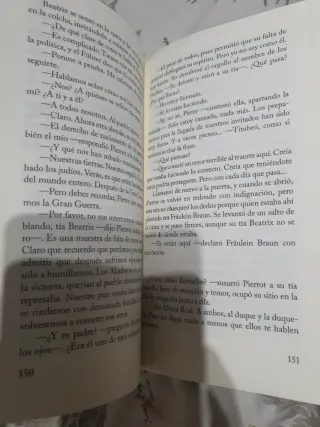 El niño en la cima de la montaña