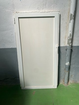 Puerta de aluminio blanca