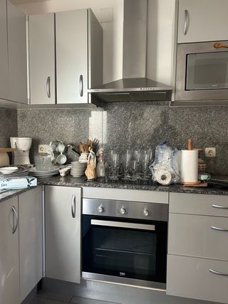 Muebles de cocina grises y blancos