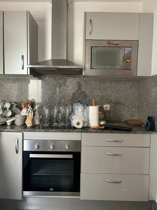 Muebles de cocina grises y blancos