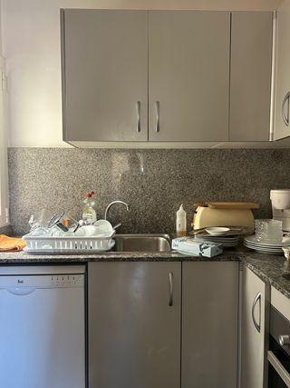 Muebles de cocina grises y blancos