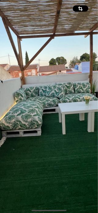 Sofá de palets con cojines verdes