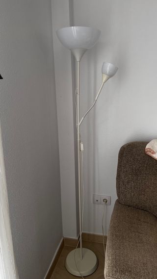 Lámpara de pie blanca con luz auxiliar
