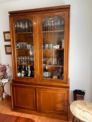 Armario de madera y cristal