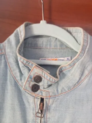 Cazadora vaquera,cremallera y bolsillos, talla 16