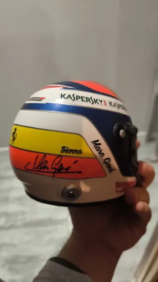 Mini casco de F1 firmado Marc Gené