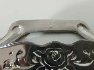 Vassoio vintage decorato in metallo argentato