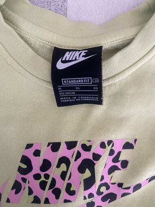 Sudadera verde con estampado animal print