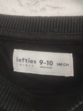 Camiseta negra crop top anime