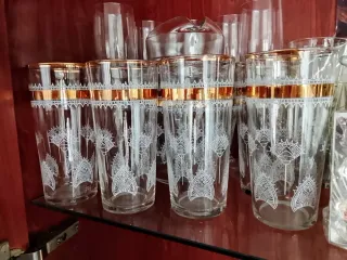 Jarra y vasos decorados.
