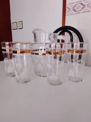 Jarra y vasos decorados.