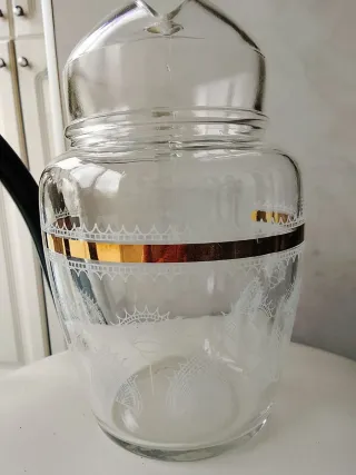 Jarra y vasos decorados.