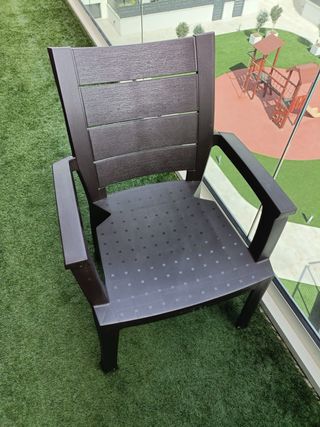 Mesa de jardín oscura