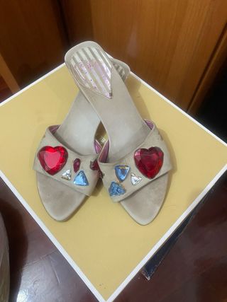 Sandalias Beige con Corazones Rojos