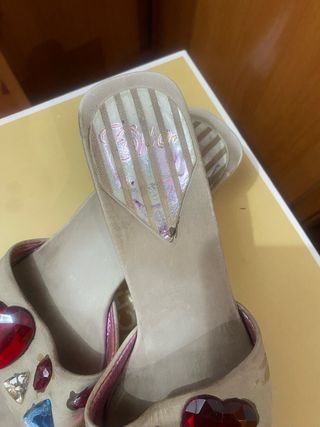 Sandalias Beige con Corazones Rojos