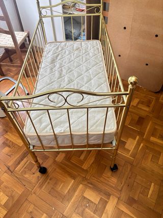 Cuna dorada con colchón