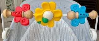 Hamaca Babybjorn gris con arco de juguetes