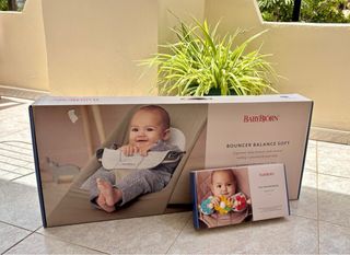 Hamaca Babybjorn gris con arco de juguetes