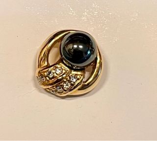 Pendientes dorados con perla negra